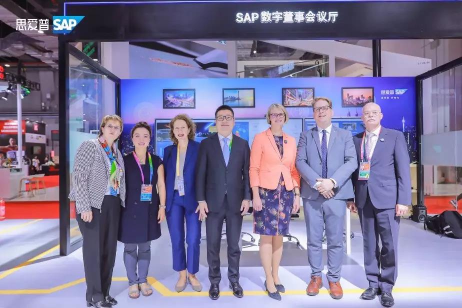SAP展臺(tái)德國代表團(tuán)合影